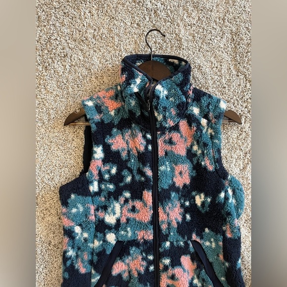 The North Face Fuzzy Vest - Picture 5 of 10